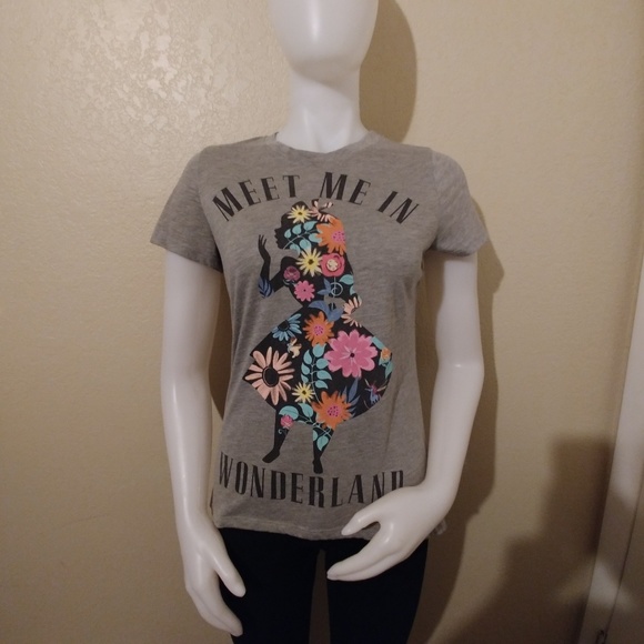 Disney Tops - Alice in Wonderland  T Shirt